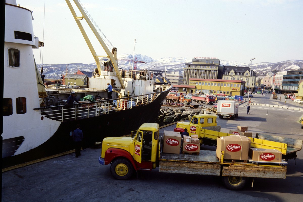 Lastebil som stopper ved et stort Hurtigruten-skip