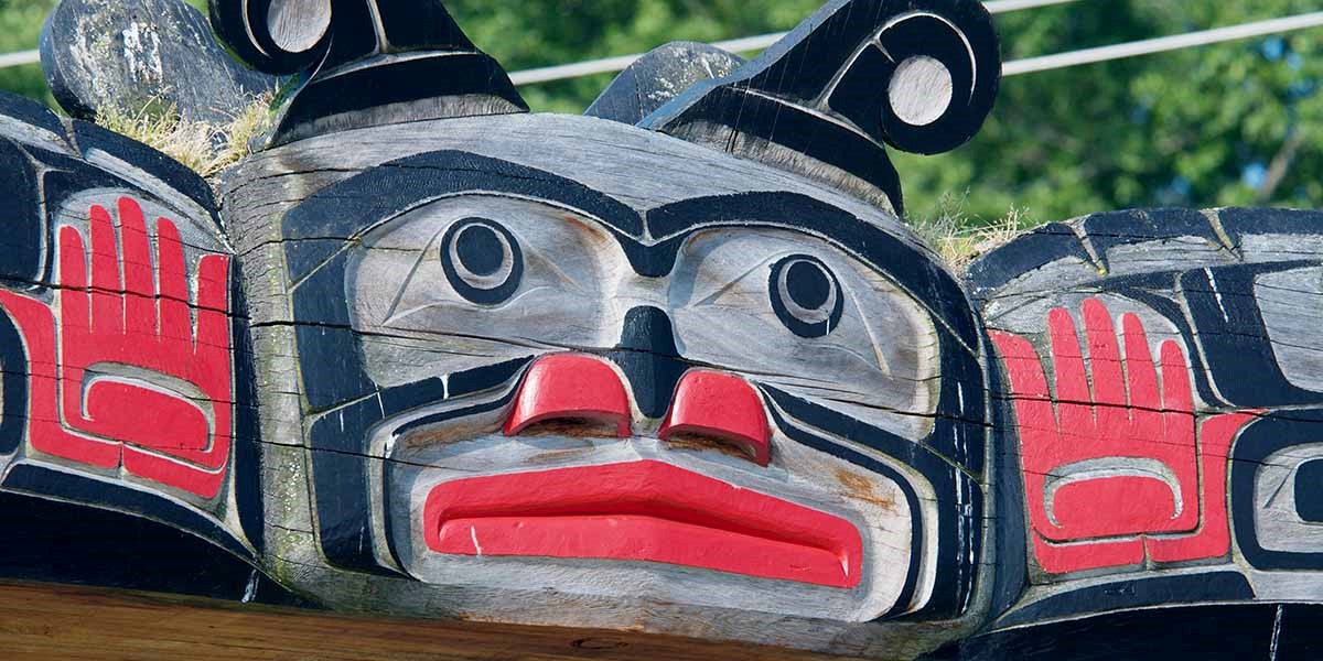 Velkommen tre utskjæring i Alert Bay som representerer Namgis, det første urfolket i Alaska. 