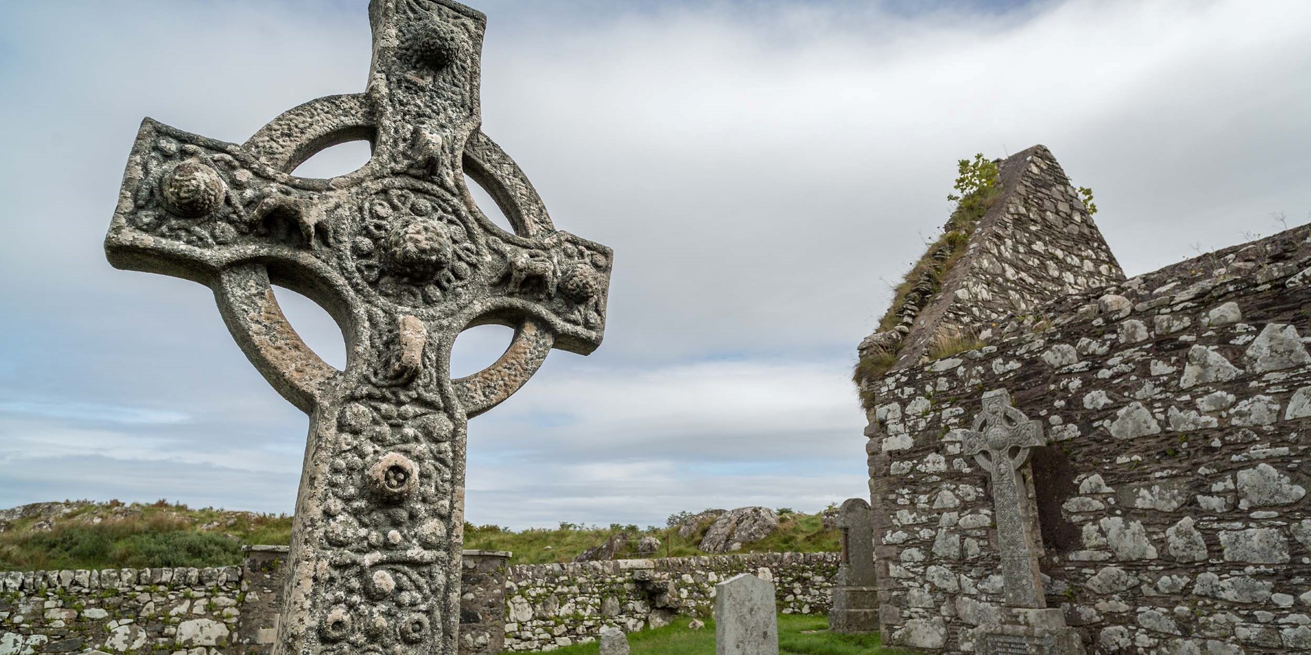 Historiske, religiøse symboler finnes overalt på øya.