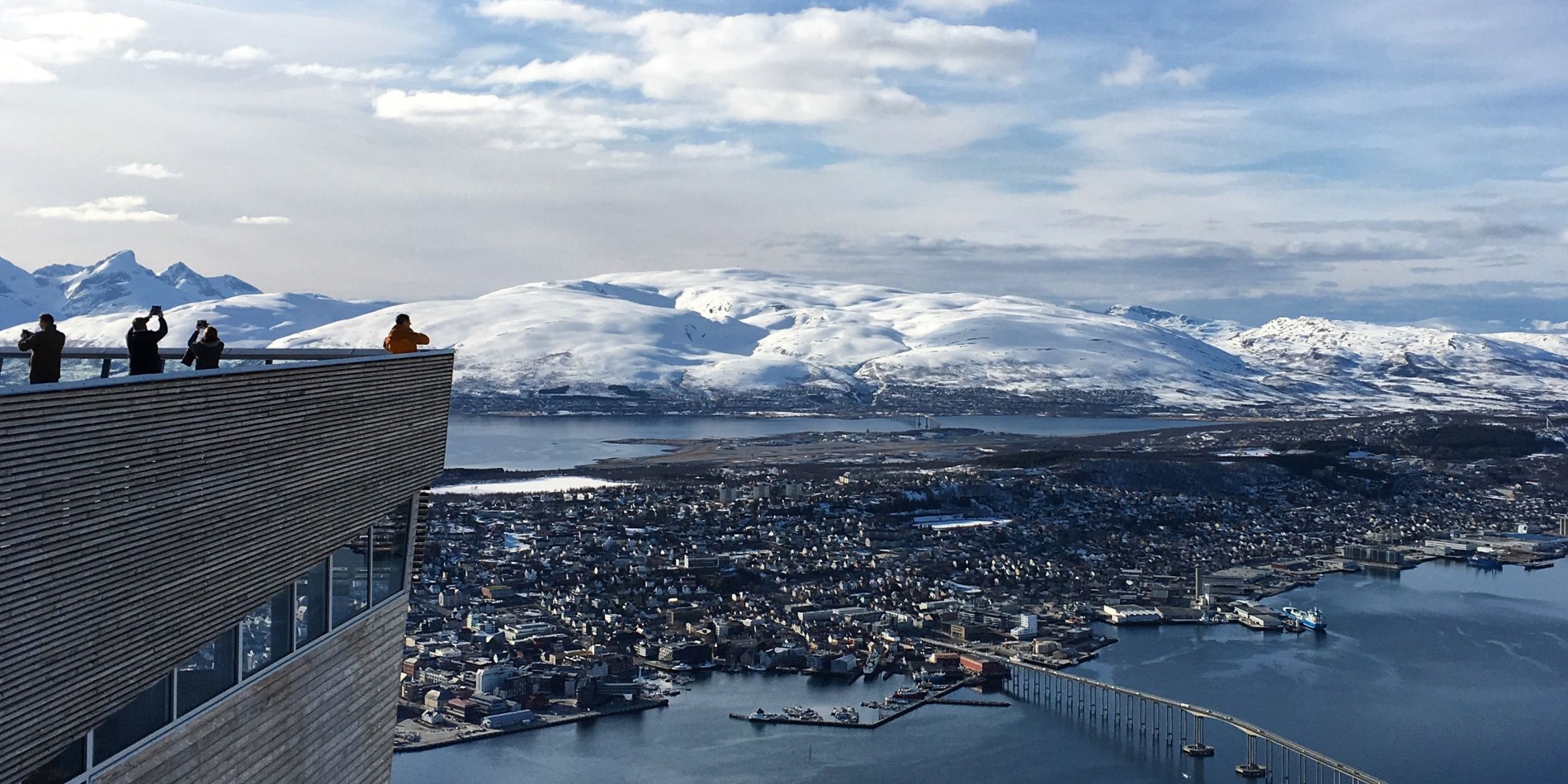 Folk som står på utsiktspunktet i Tromsø