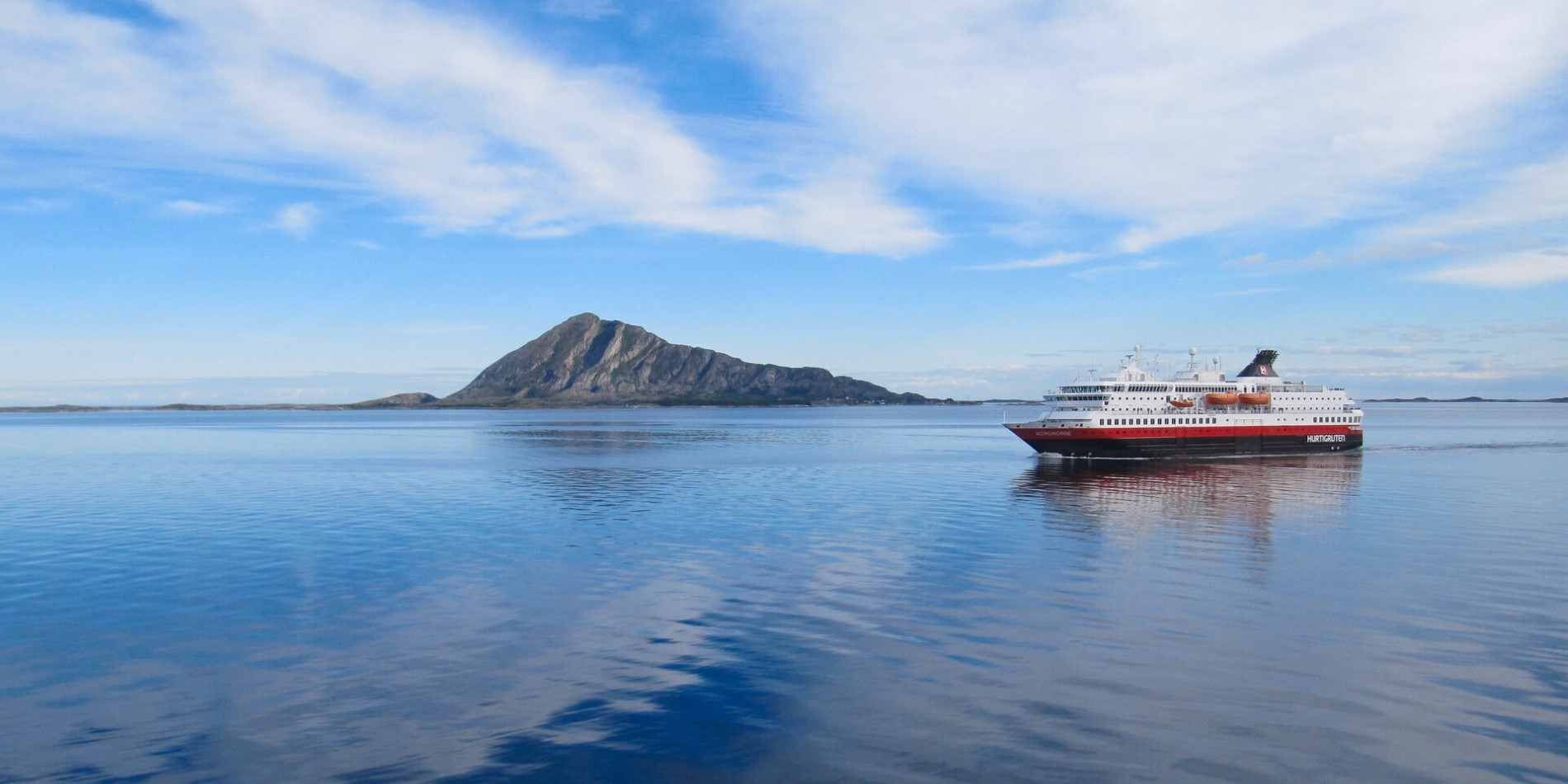 MS Kong Harald seiler stille langs norskekysten