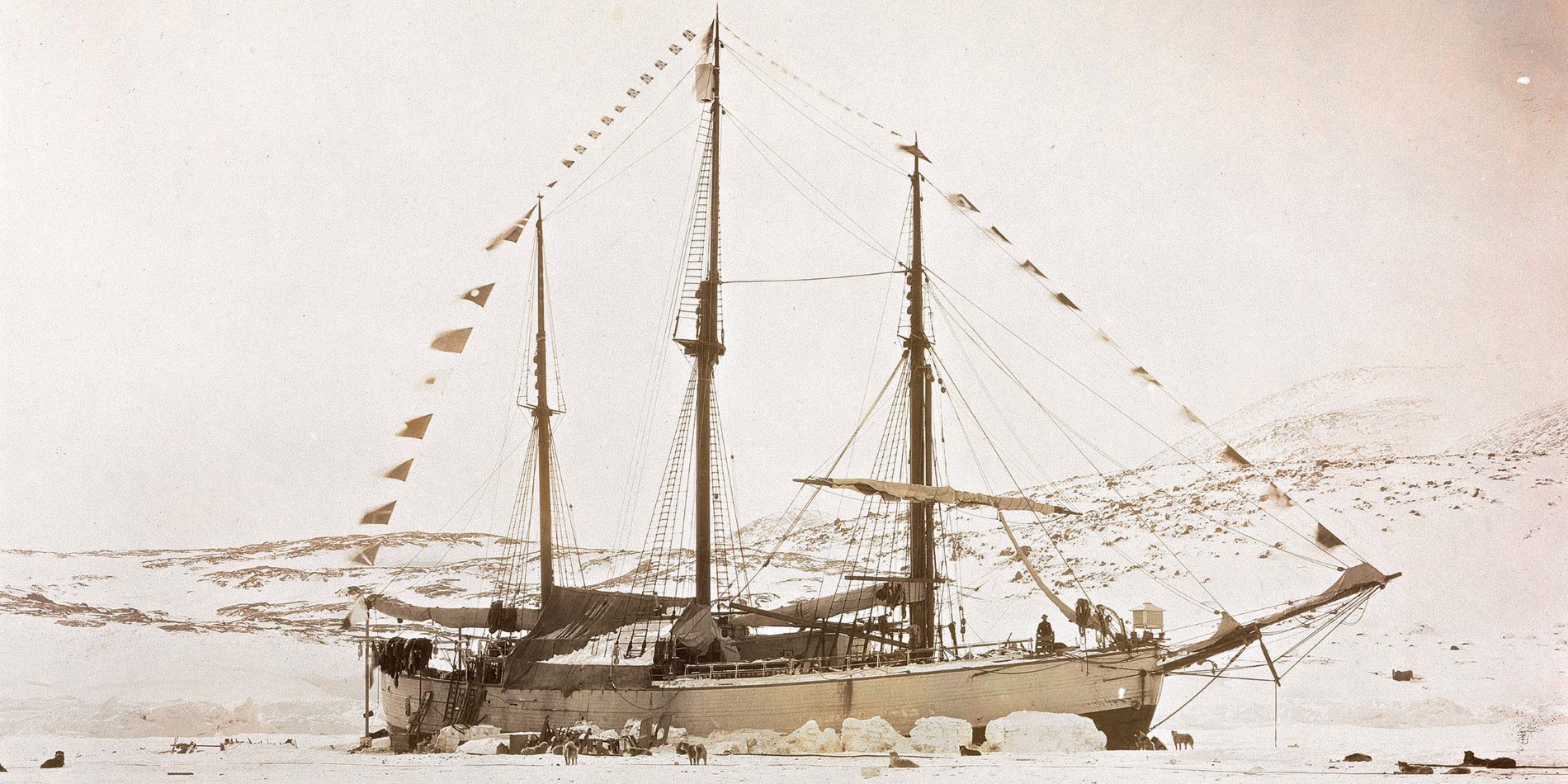 Vi seiler i kjølvannet av berømte oppdagelsesreisende og fartøy som fram, og vi har utforsket arktiske farvann siden 1896. 