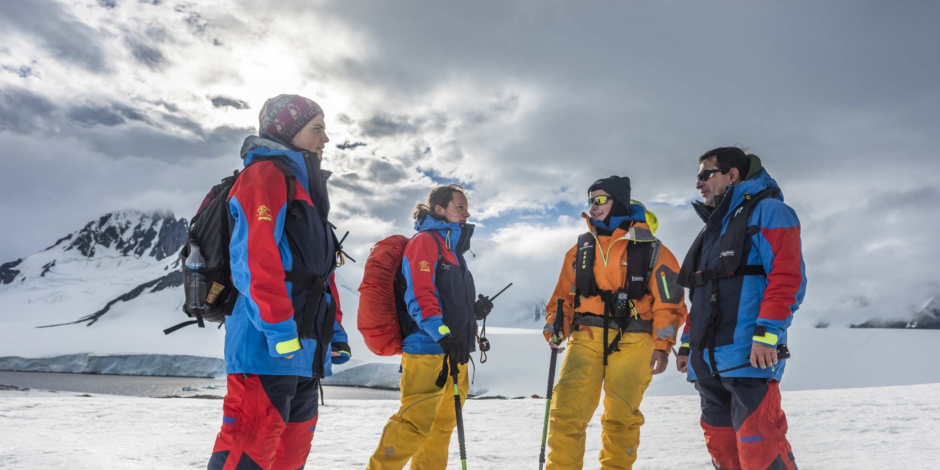 Ekspedisjon team planlegger en tur i Damoy Point, Antarktis