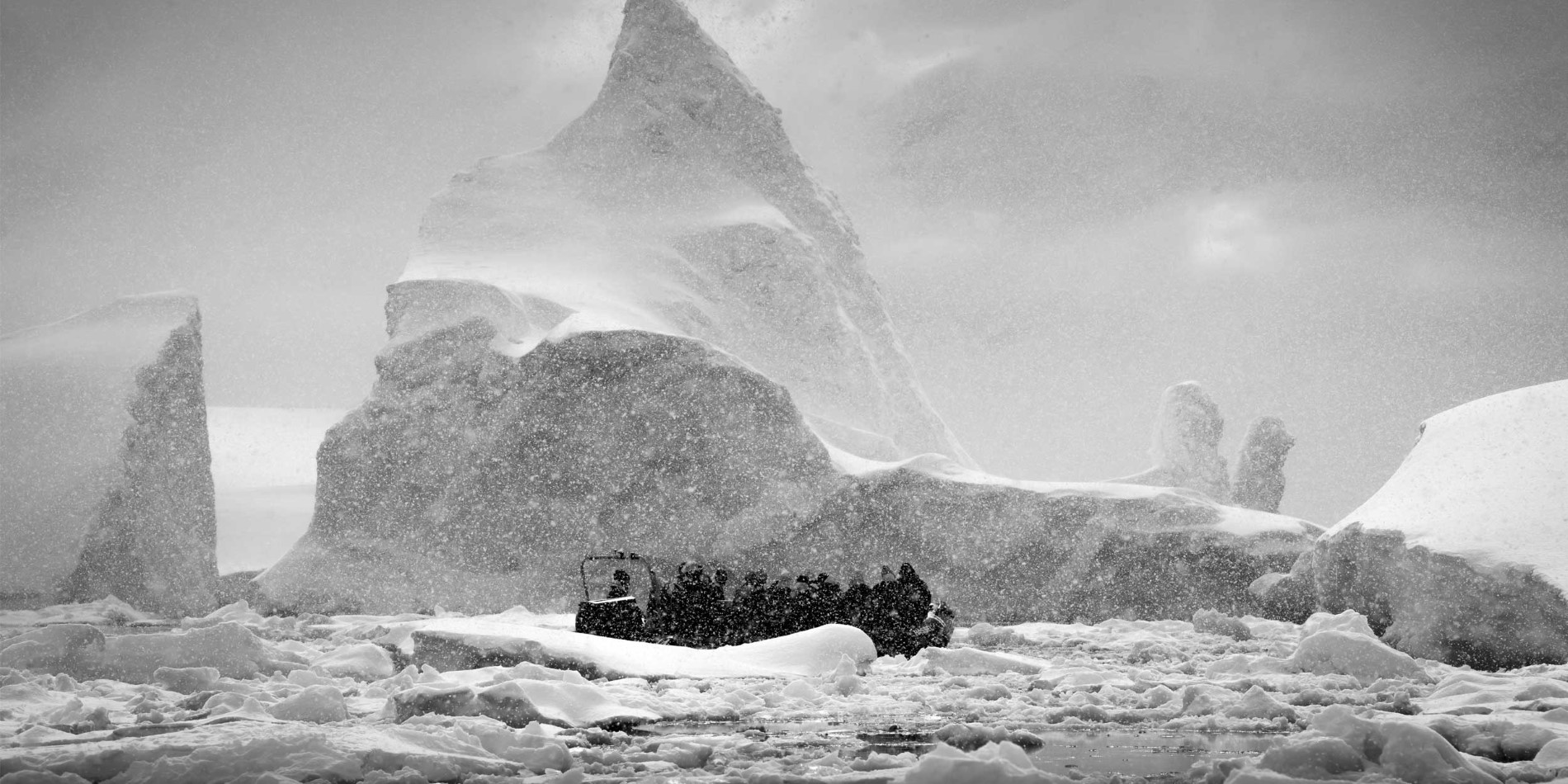 Cruising gjennom isfjell i Antarktis