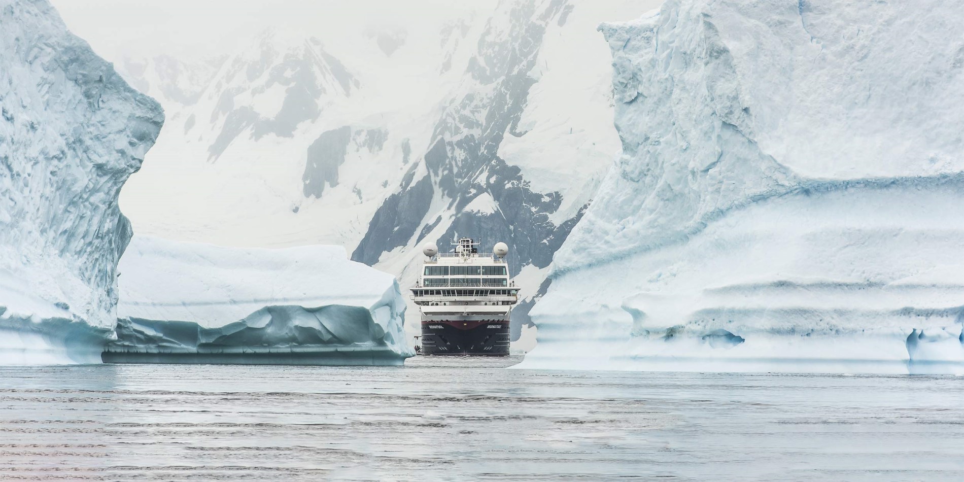Hurtigruten glir gjennom isfjell i Antarktis