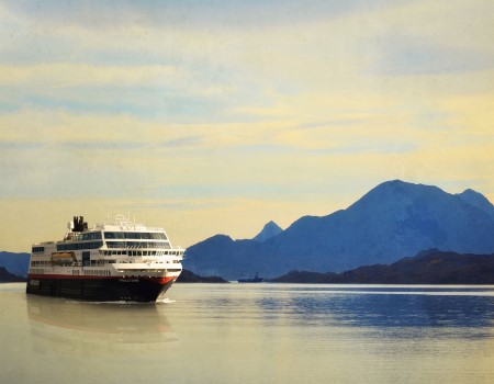 Hurtigrutens MS Trollfjord langs den naturskjønne norske kysten