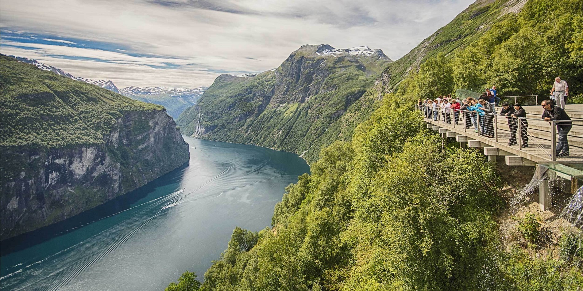 Seile med Hurtigruten i sommermånedene (Jun-aug) og opplev den fantastiske Geirangerfjorden på nært hold.