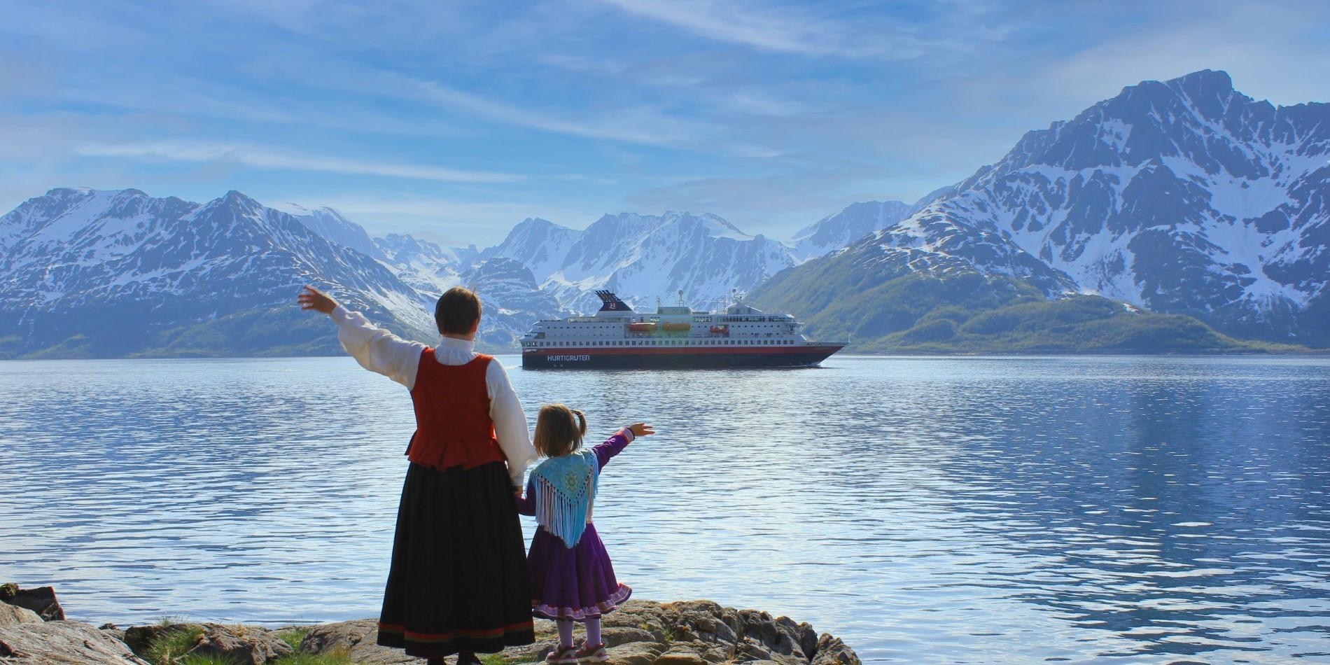 Bilde av Hurtigruten langs norskekysten