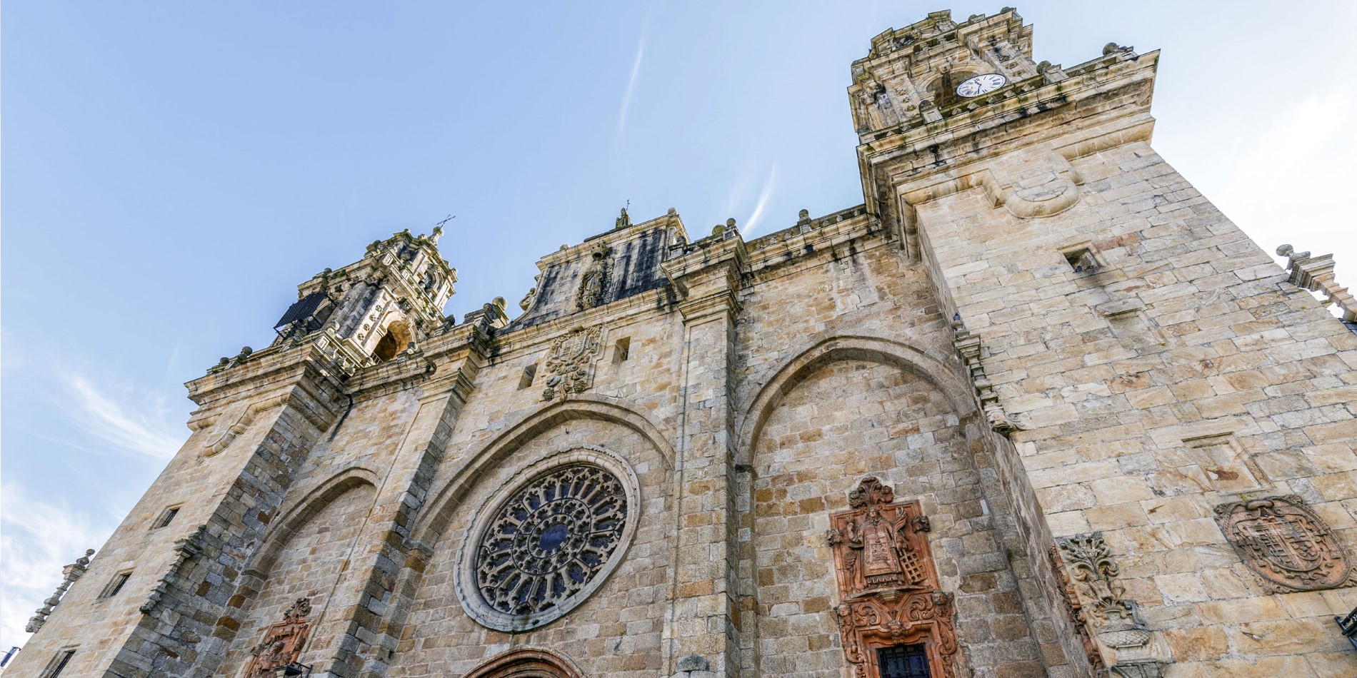 En visning av fronten av Mondoñedo Cathedral.