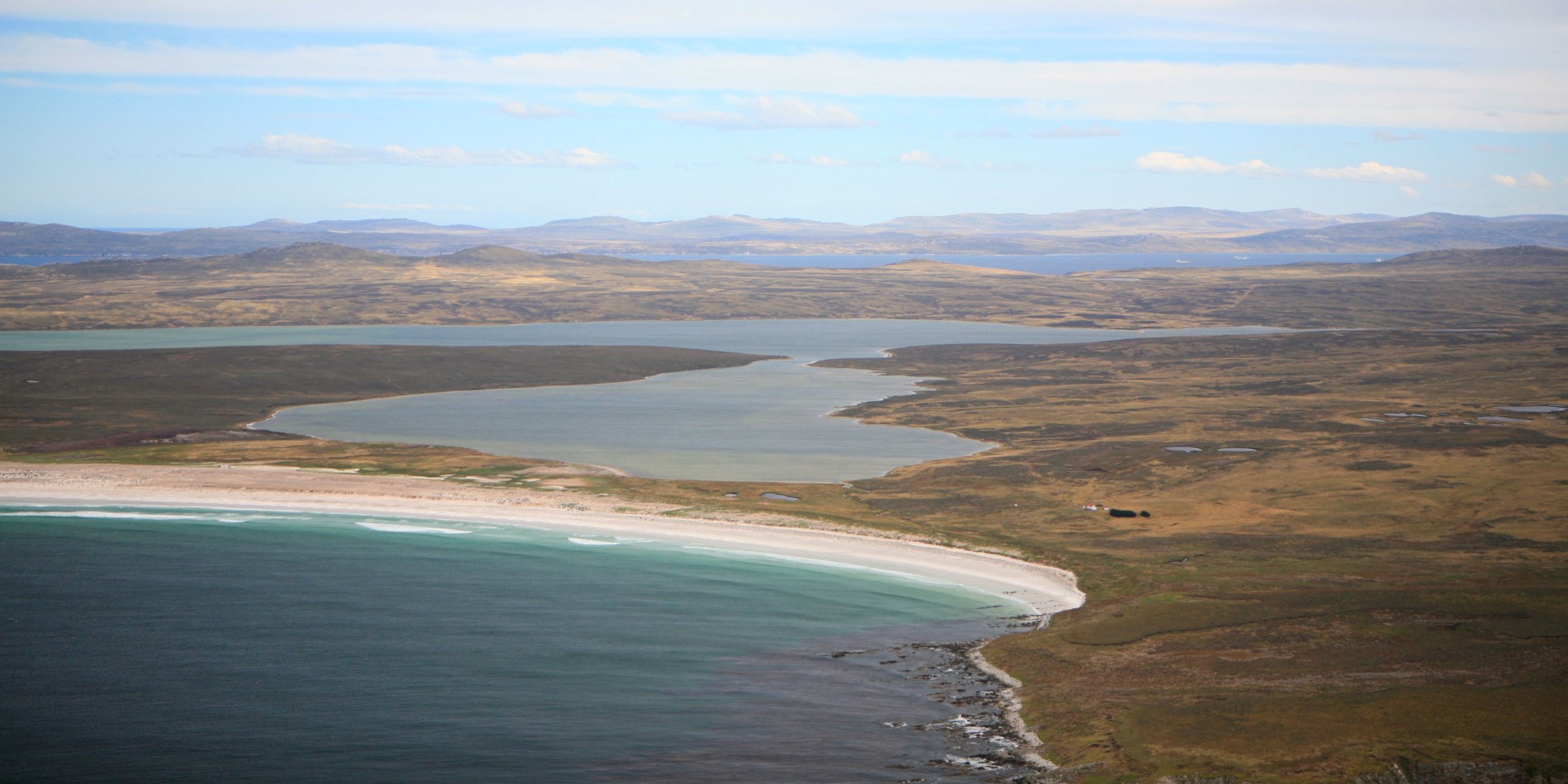 Flyfoto av Falklandsøyene.
