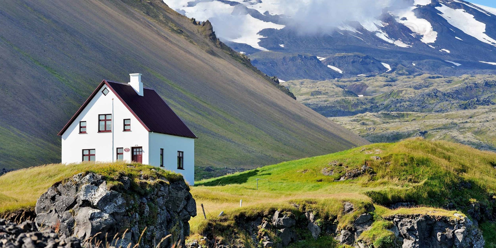 Et hus med et fjell i bakgrunnen