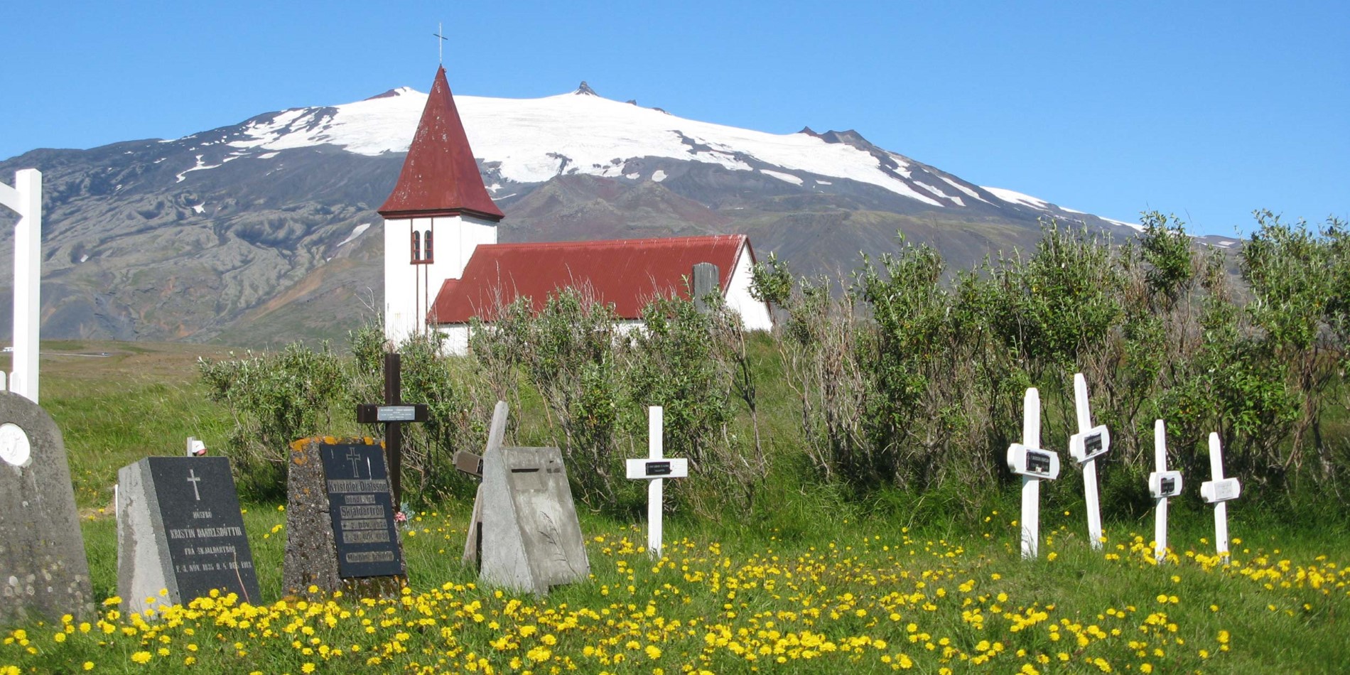 Kirke på Hellnar med Snaefellsjökull i bakgrunnen