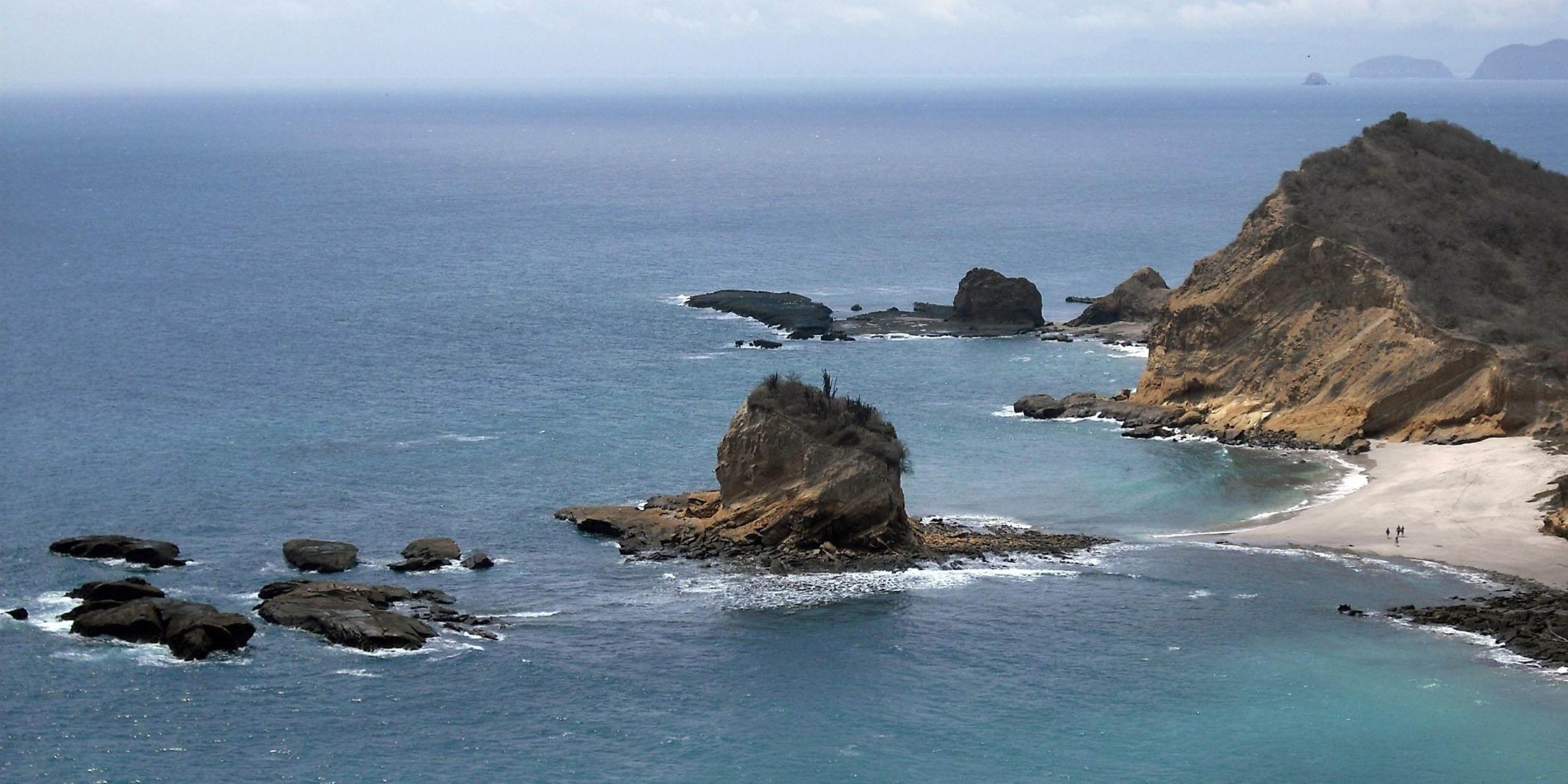 En steinete øy midt i en kropp av vann