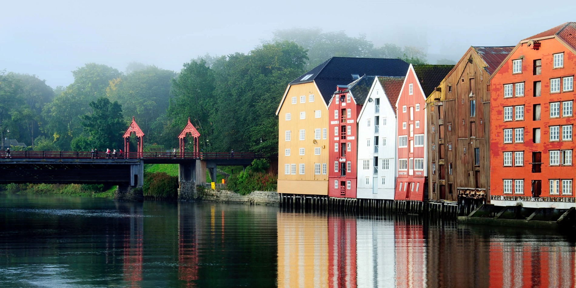 Fargede hus langs elven i Trondheim
