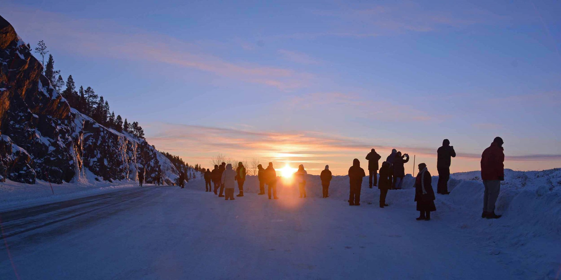 En gruppe mennesker langrennsski i snøen