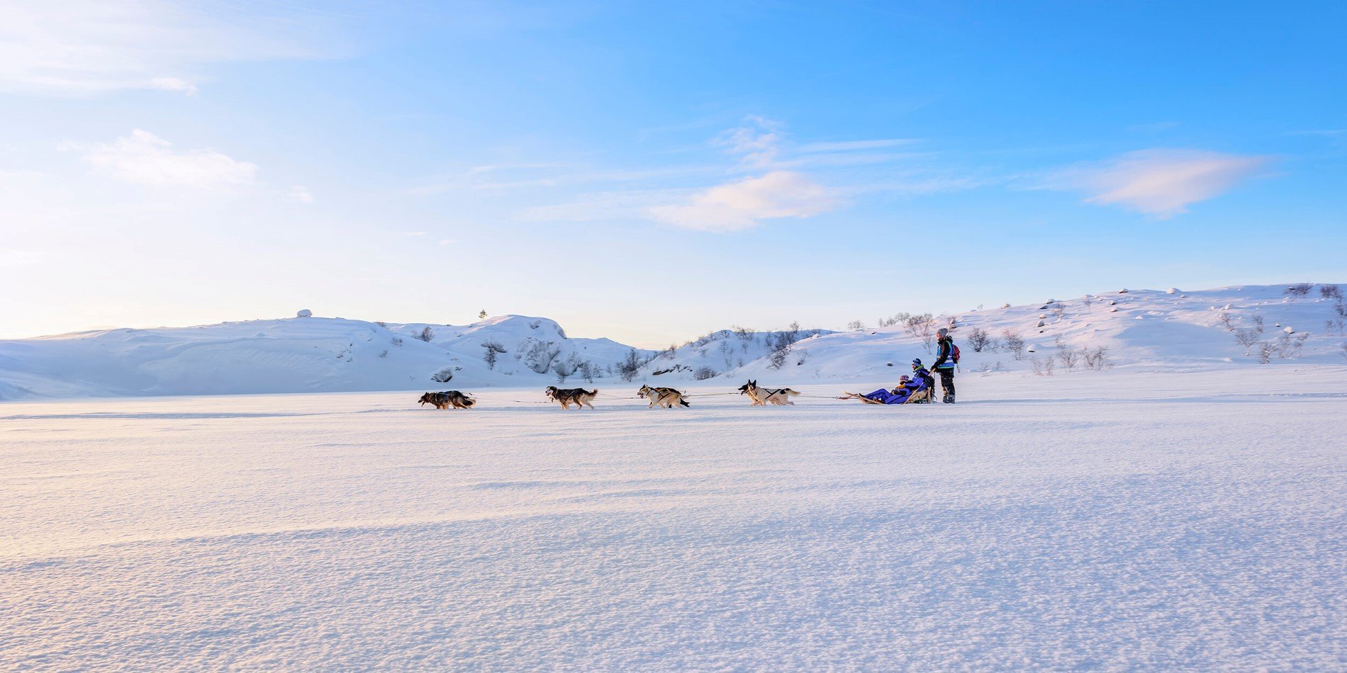 En gruppe mennesker som rir på ski på en snødekte ås