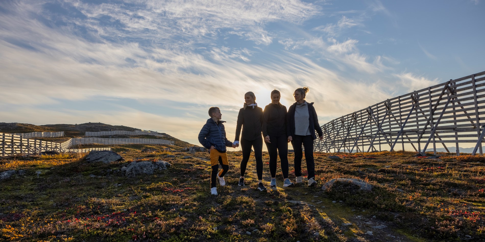 Tre voksne og et barn på fottur ved Hammerfest
