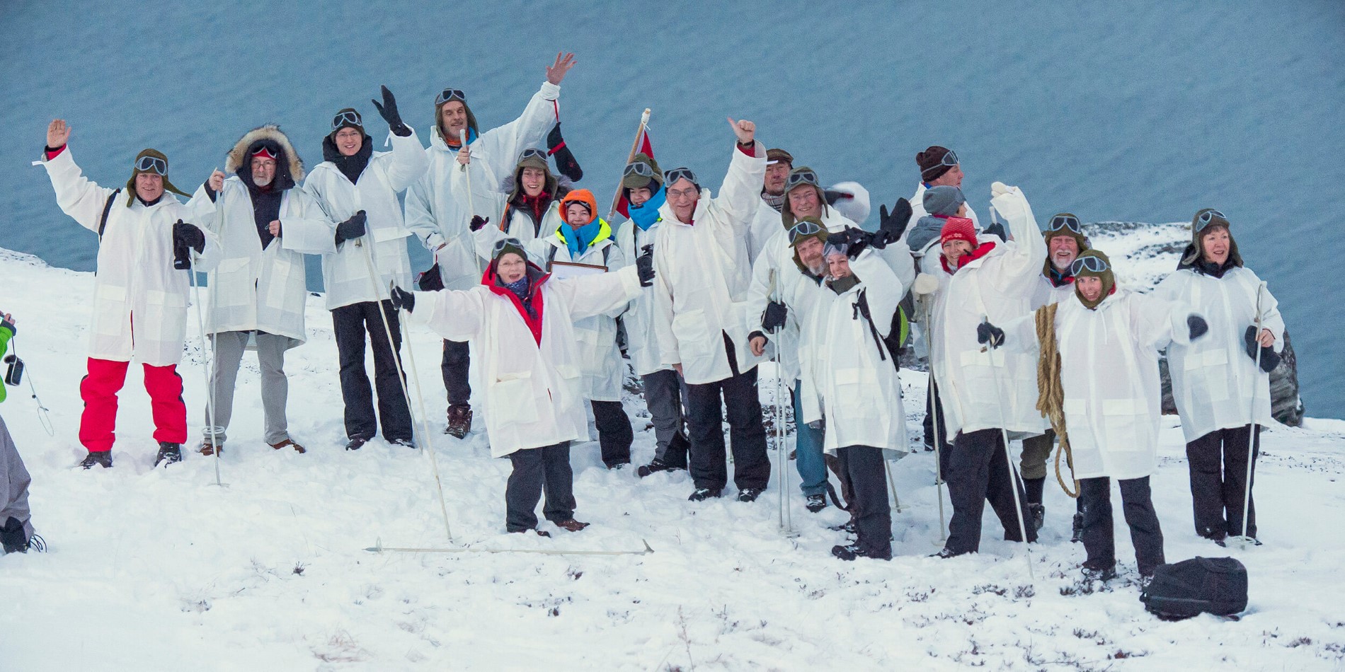 En gruppe mennesker som poserer for et bilde i snøen