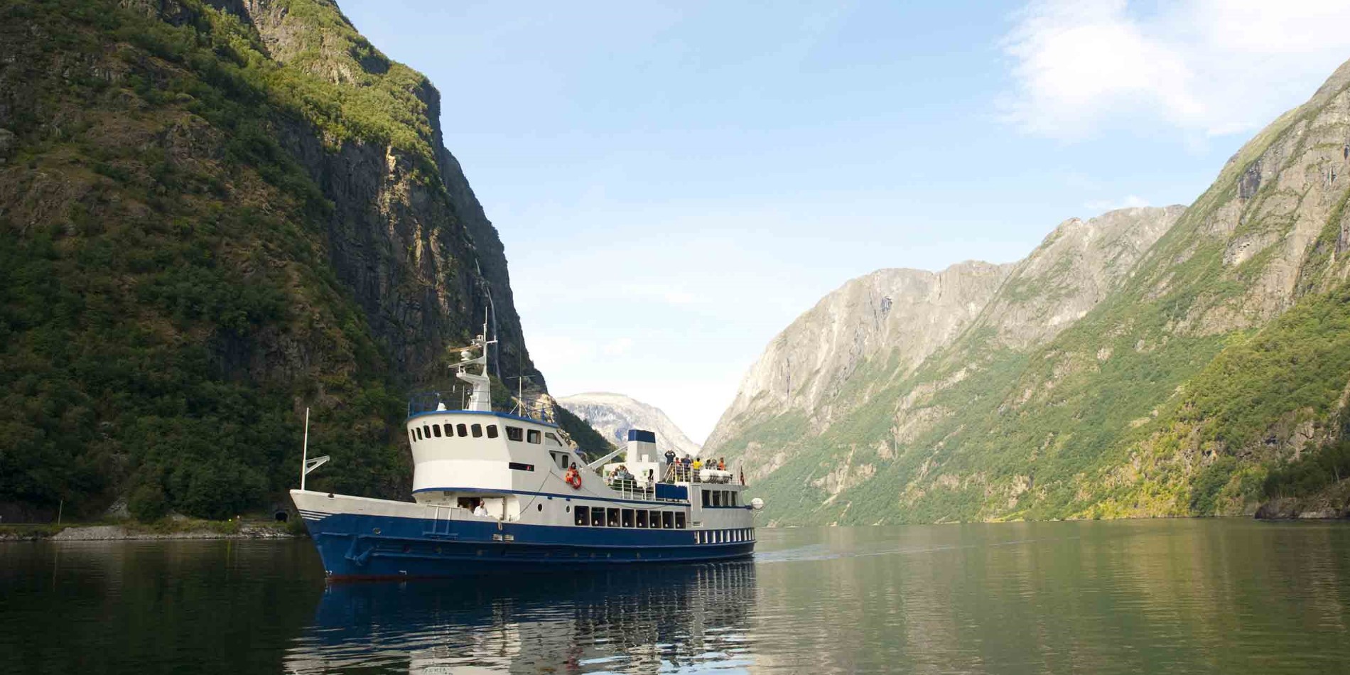 Båten vil ta deg med på en reise fra Gudvangen til Flåm via Nærøyfjorden