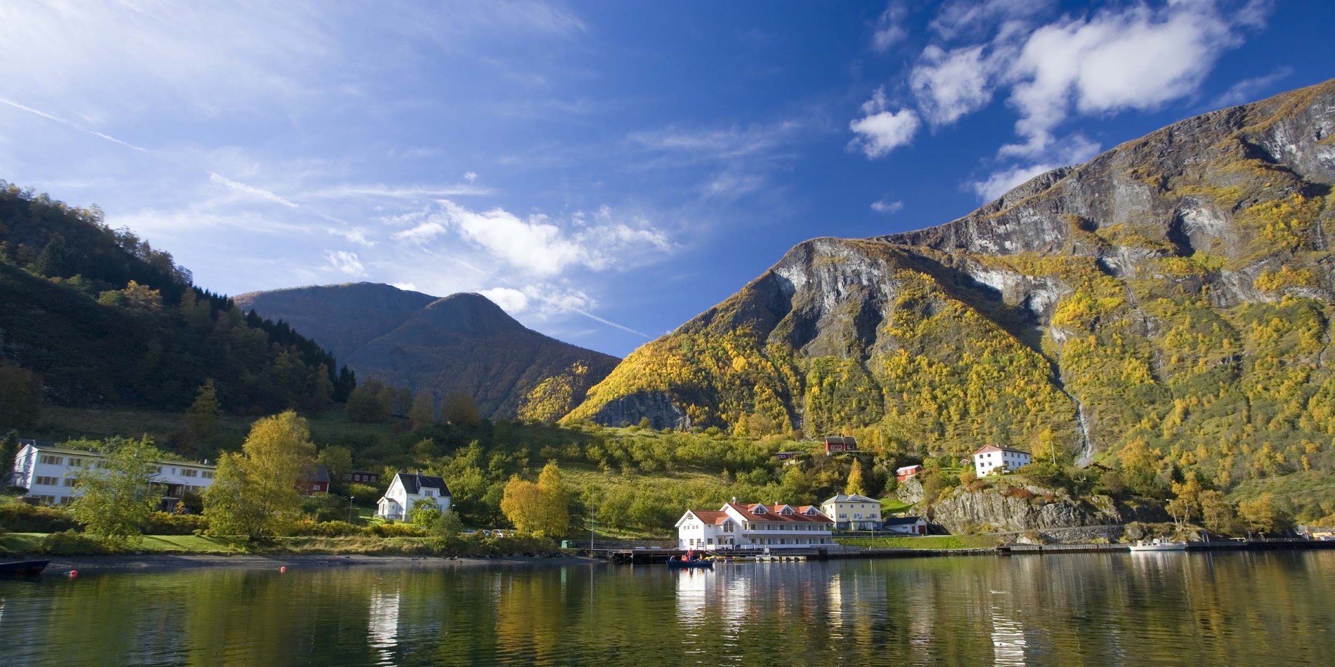 Den dramatiske naturen i Sognefjorden er en av Norges mest berømte attraksjoner