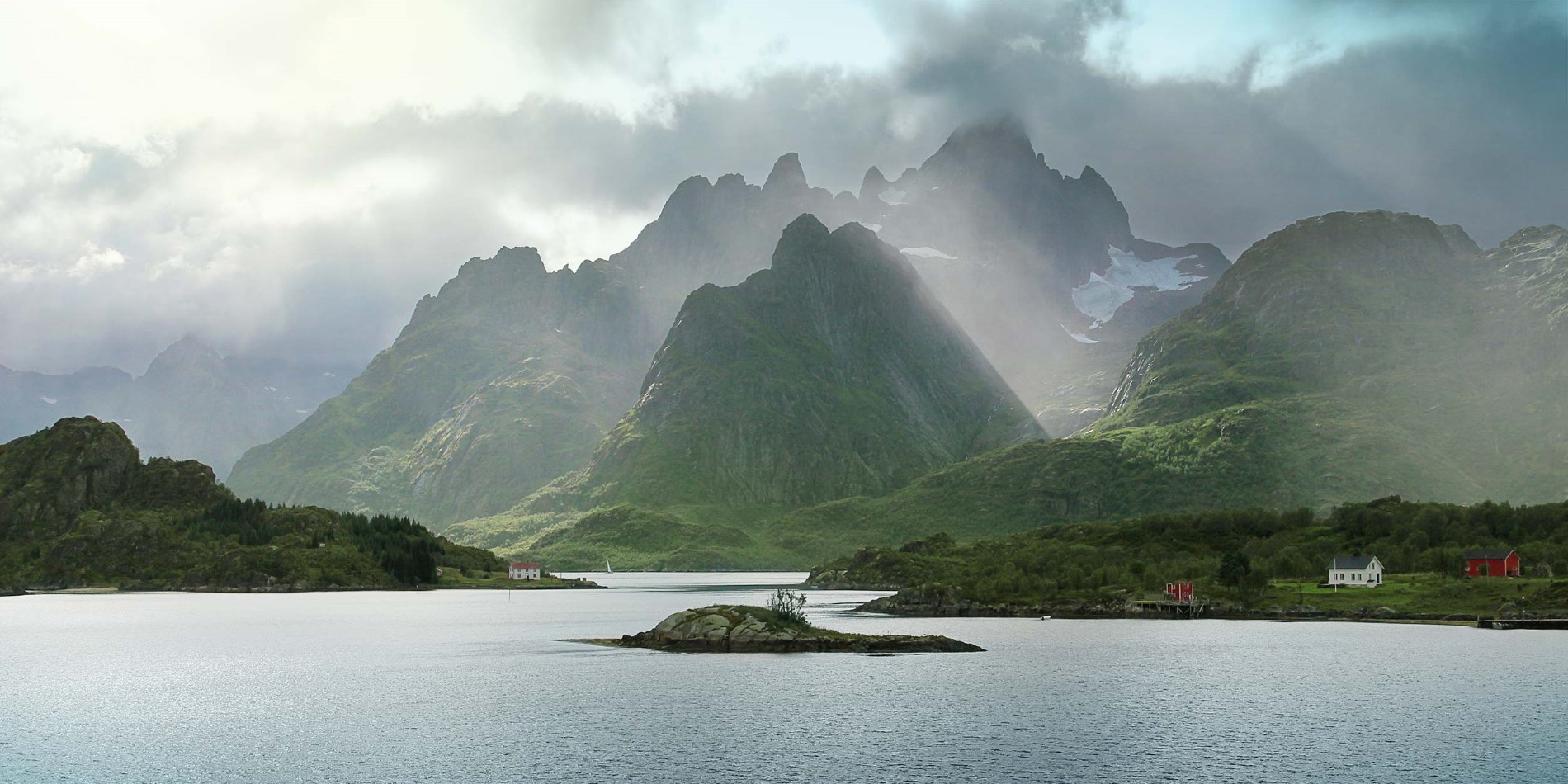 Majestetisk bilde av noen av Norges fjell.