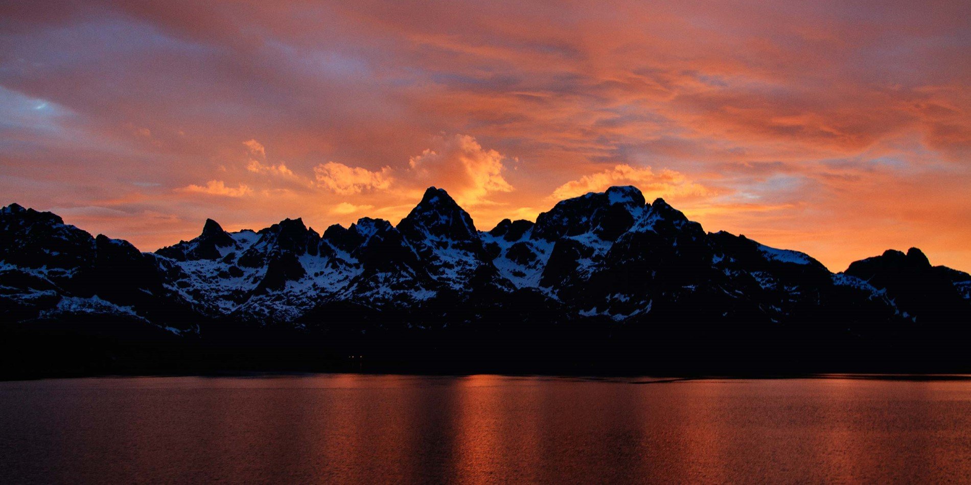 Vakker solnedgang over fjellene i Norge.