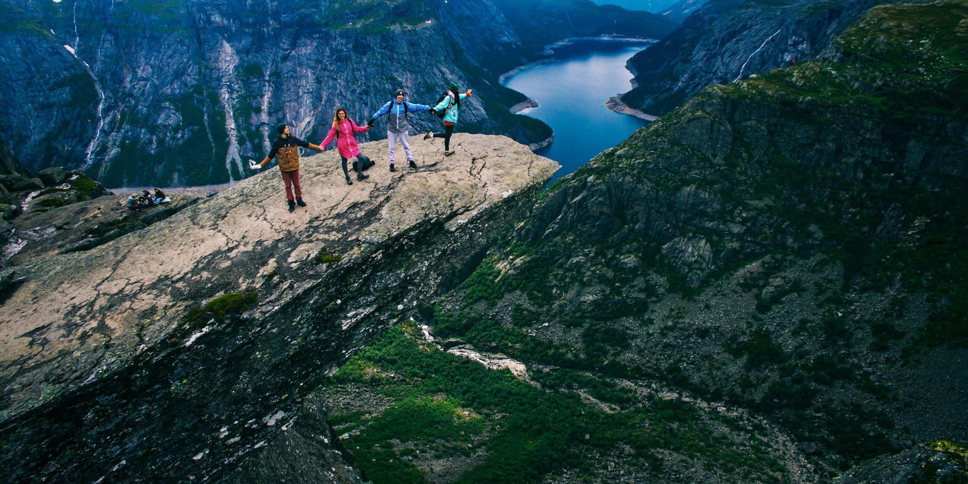 En gruppe mennesker som står på toppen av et fjell