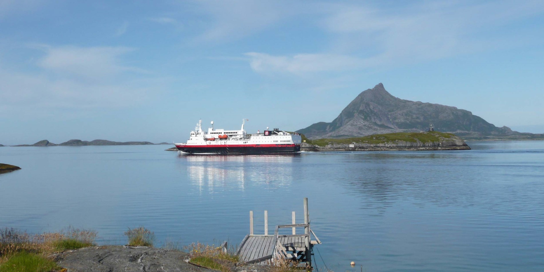 Hurtigrutens skip MS Vesterålen foran Hestmannen og Polarsirkelen.
