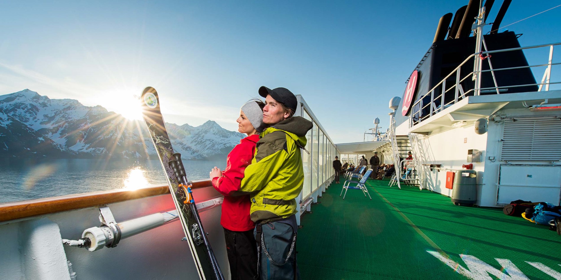 Ta med deg skiene på Hurtigruten og opplev Lyngen