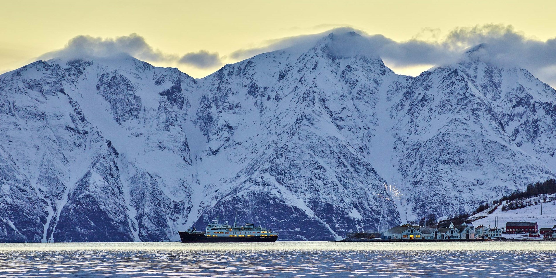 MS Lofoten seiler gjennom Lyngenfjord