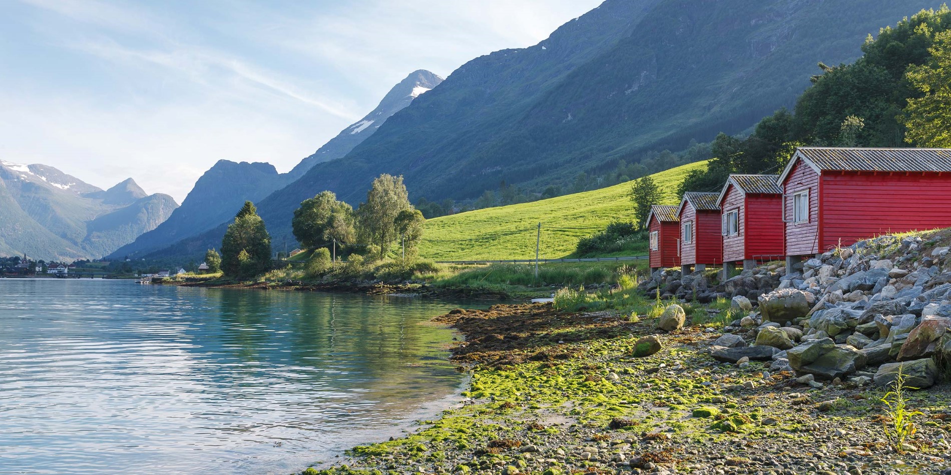 Hytter nærme vannet på Nordfjord.