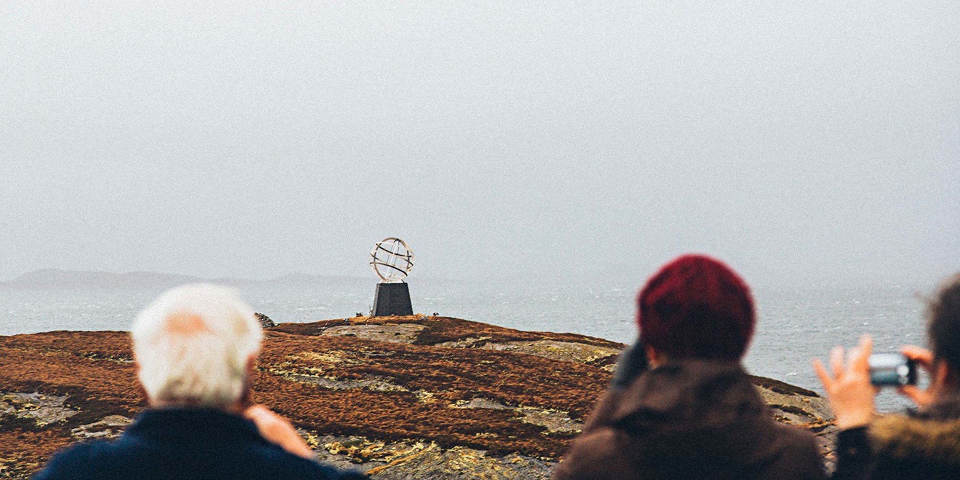 Passasjerer fotografere Arctic Circle monument