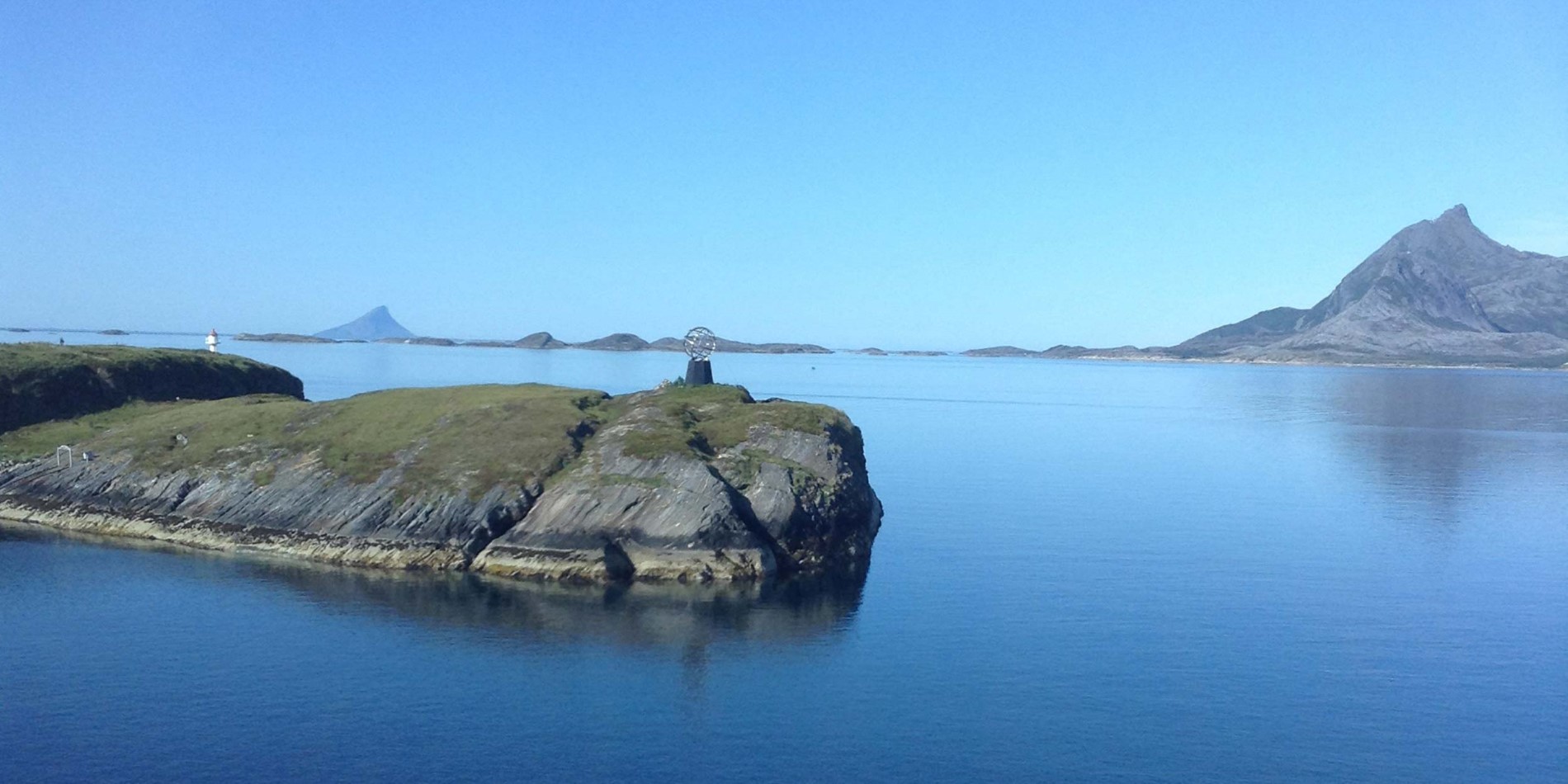 Den Vikingen øya med en fyr og Polar Circle monument