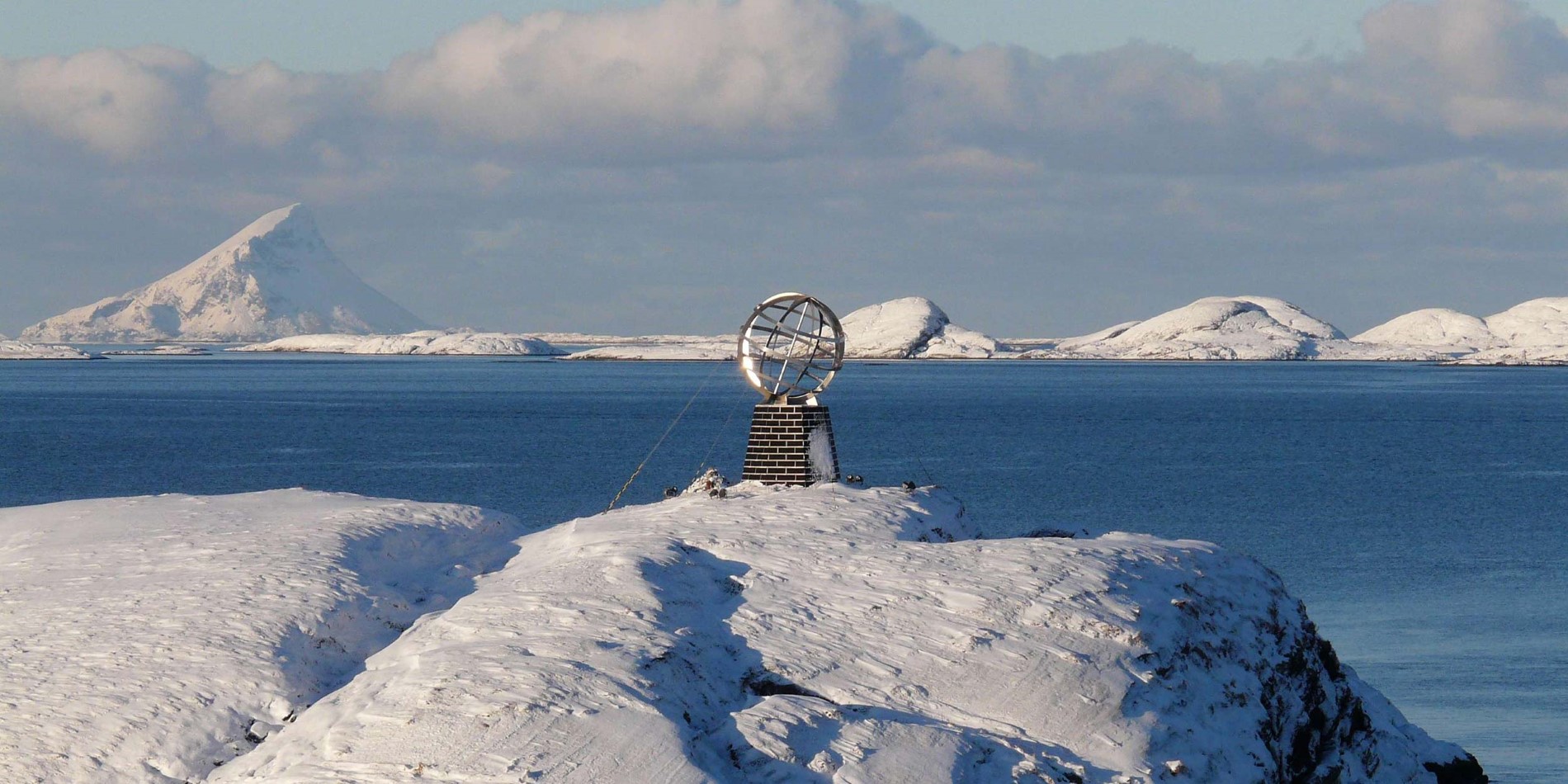Polar Circle monument om vinteren