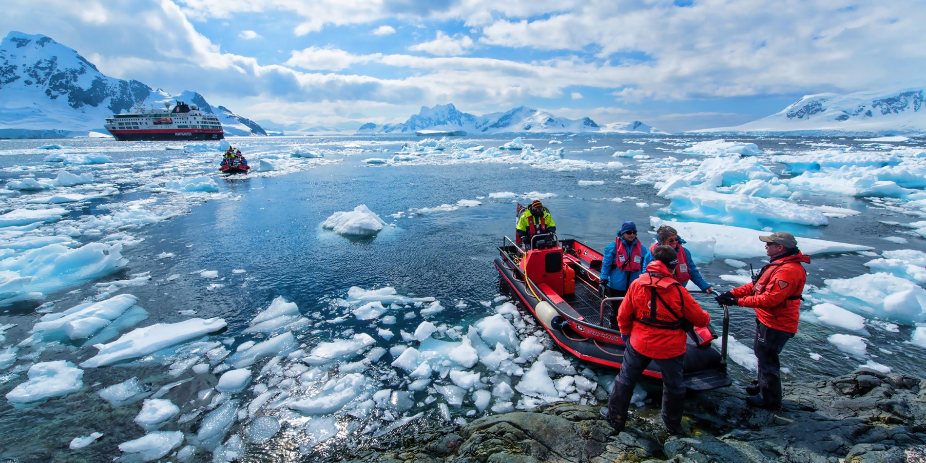 Landing med Hurtigrutens Polar sirkel båt i Antarktis