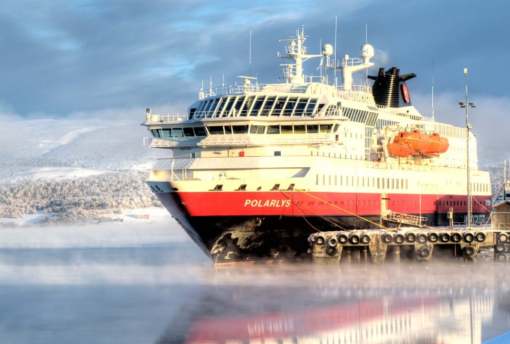 MS Polarlys en vakker vinterdag i Kirkenes