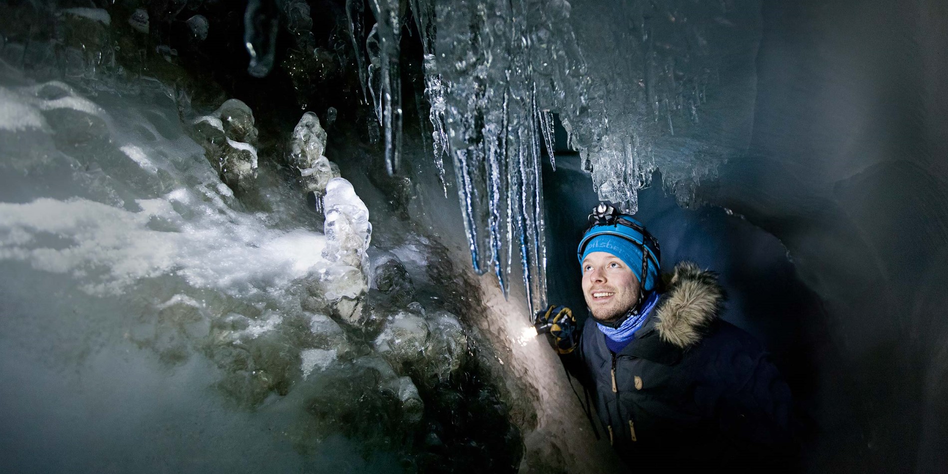 Utforske isen grotter av Spitsbergen